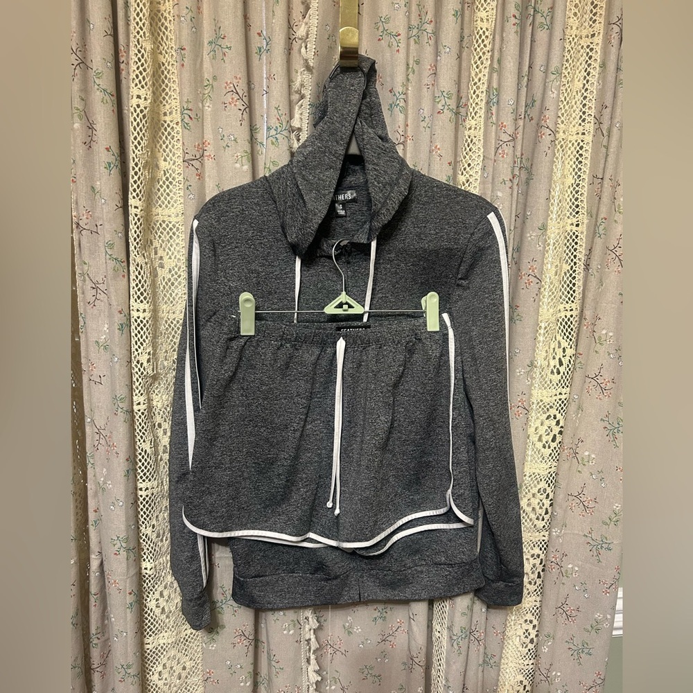 Feathers Gray‎ w/ White Contrast Stripes Short & Full Zip Jacket Set Size Small